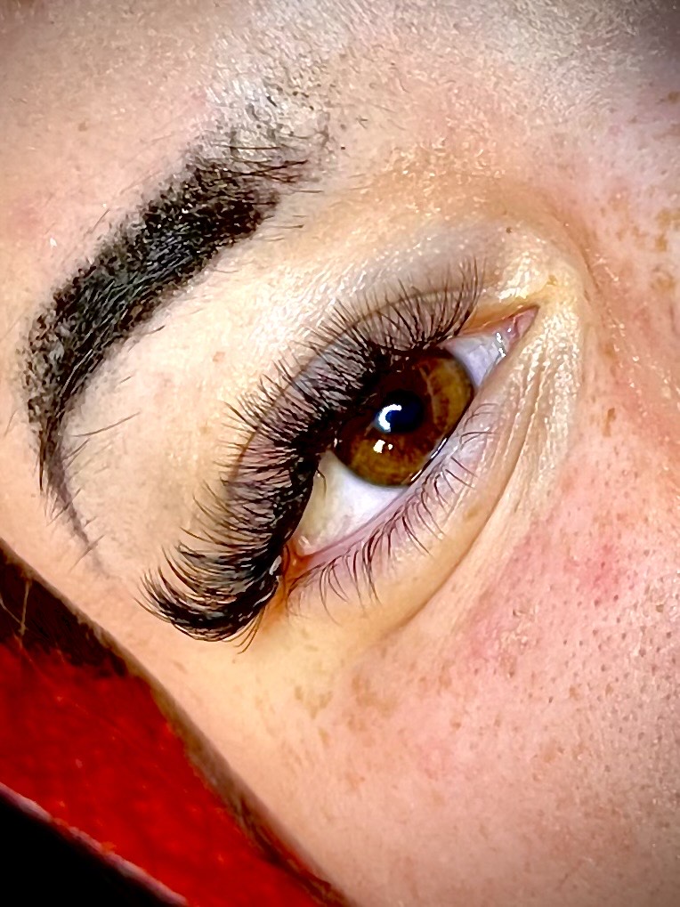 Solymosi Tara műszempilla stylist